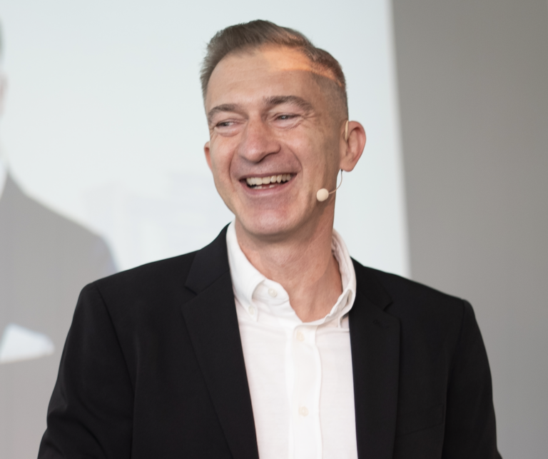 Eric Promm bei einem Vortrag
