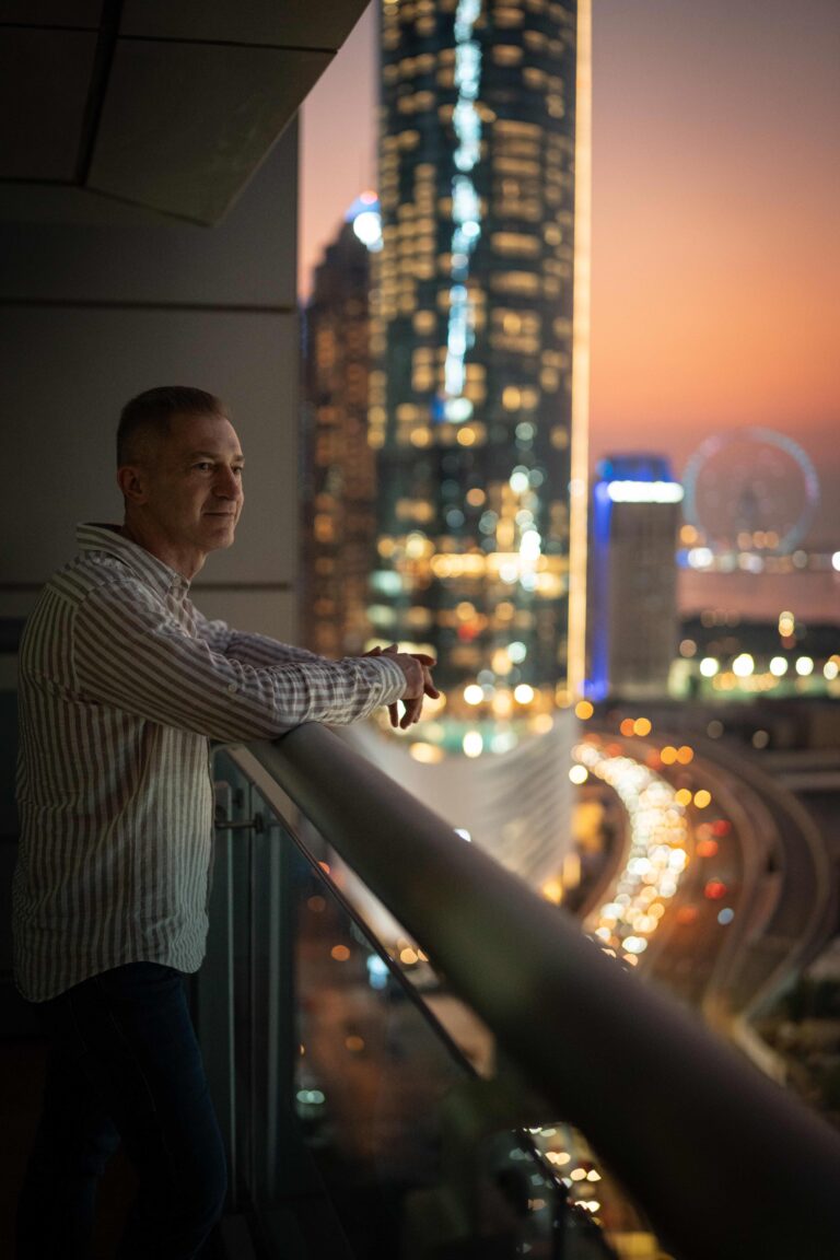 Eric Promm vor der Skyline von Dubai