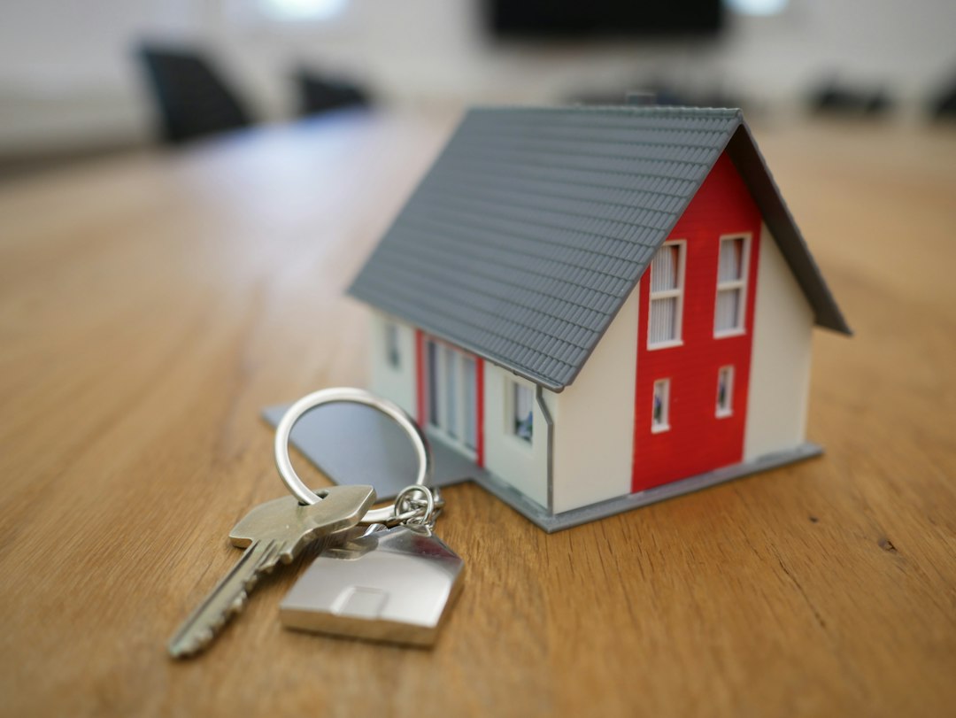 Mietvertrag und Schlüssel als Symbol für Rent2Rent und die Frage nach Gewerbe oder Vermietung
