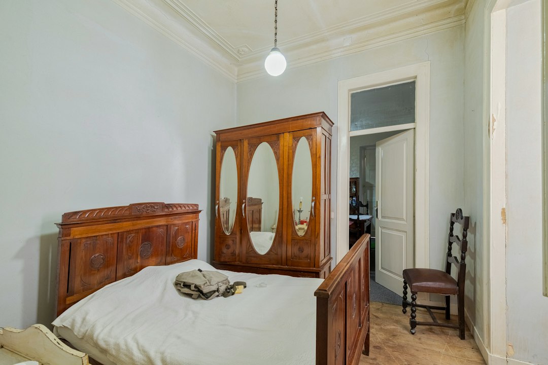 Älteres Wohnungsinterieur als Beispiel für eine optisch weniger attraktive Immobilie mit möglichem Entwicklungspotenzial
